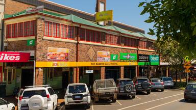 Atherton showing a small town or village