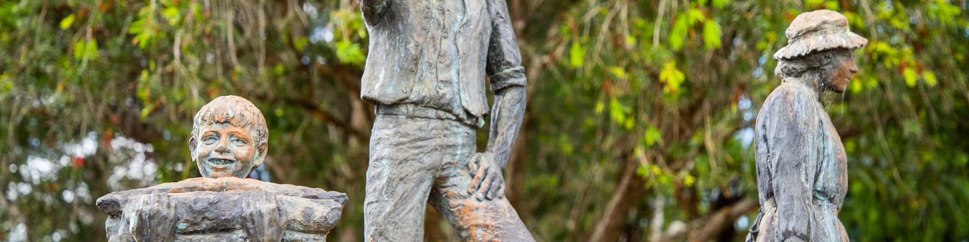 Malanda featuring heritage elements and a statue or sculpture