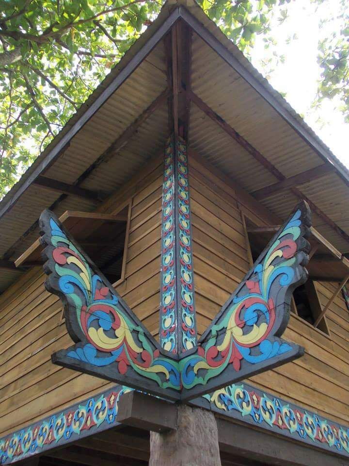 This is an example of a Maranao #house called 'torogan' - a house for people of high social status. This #decorative feature is called 'panolong', decorated with 'okir' carvings, with multi-color palettes dominated by #blue color. See this at Nayong Pilipino, an hour drive away from Manila.