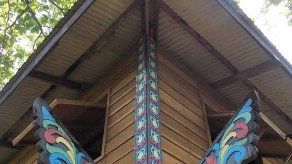 This is an example of a Maranao #house called 'torogan' - a house for people of high social status. This #decorative feature is called 'panolong', decorated with 'okir' carvings, with multi-color palettes dominated by #blue color. See this at Nayong Pilipino, an hour drive away from Manila.