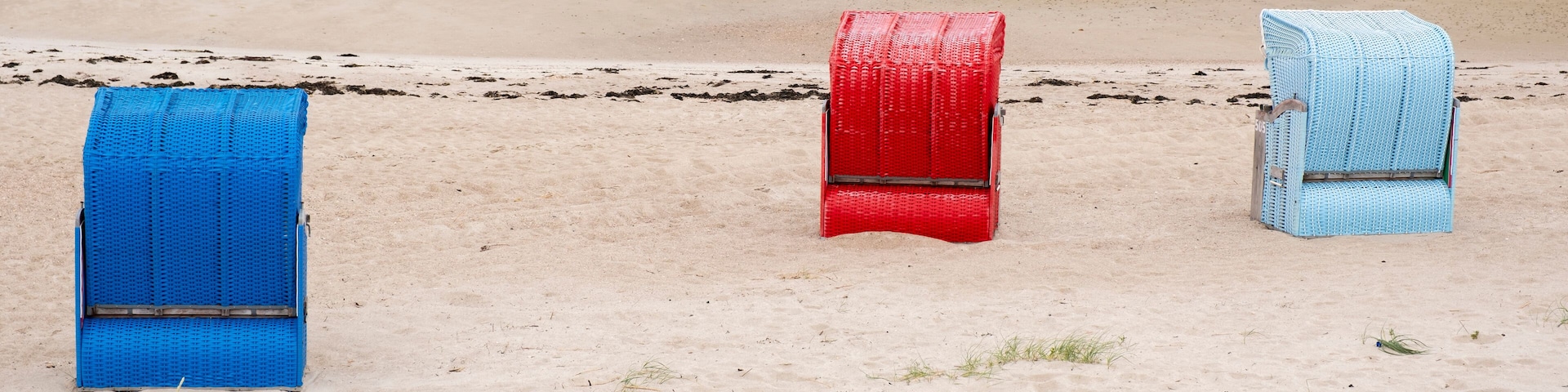 Farbige Strandkörbe am Sandstrand, Nordsee, Utersum, Föhr, Nordsee-Insel, Nordfriesland, Schleswig-Holstein, Deutschland, Europa