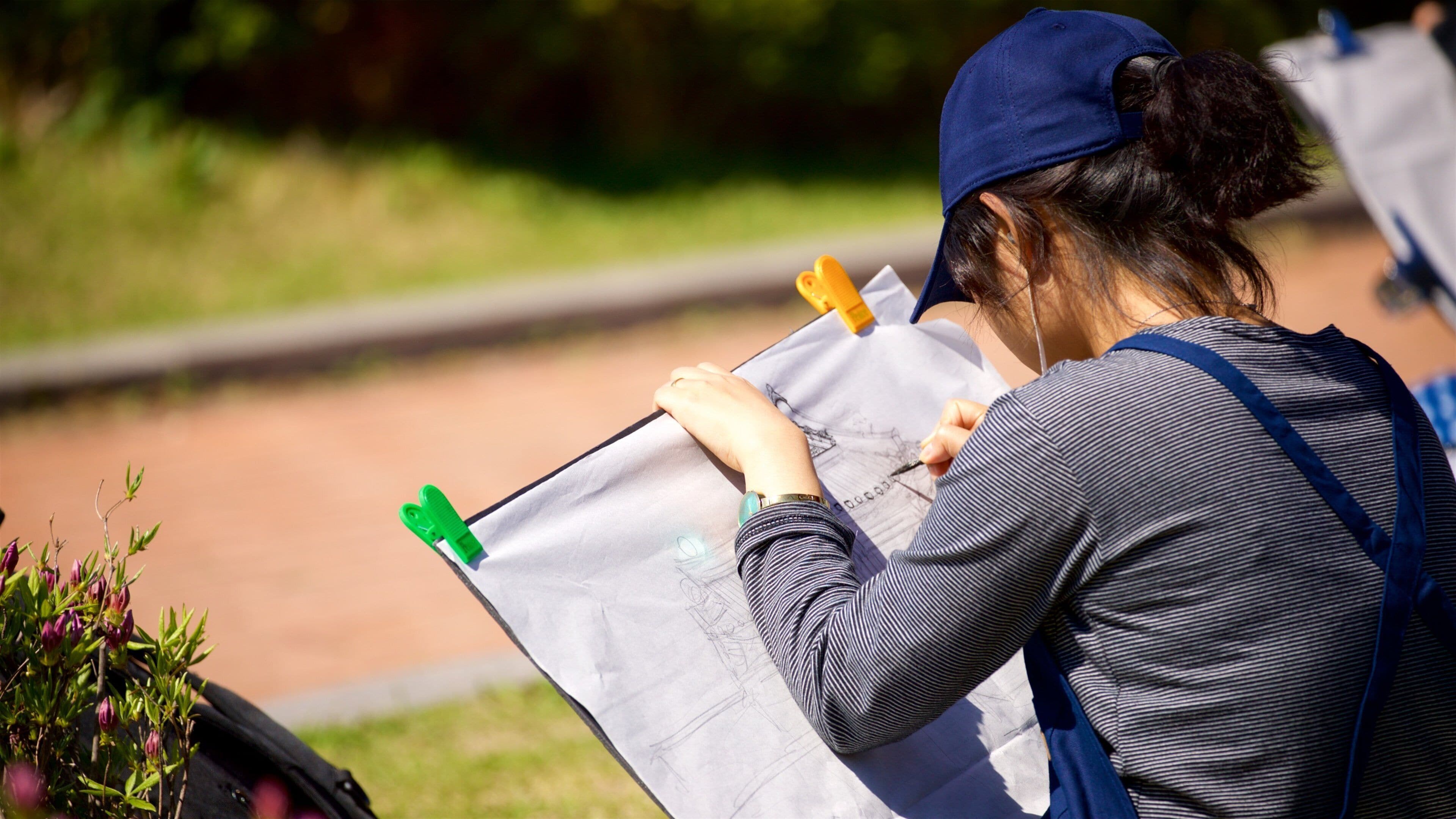 水原 呈现出 藝術 和 花園 以及 一名女性