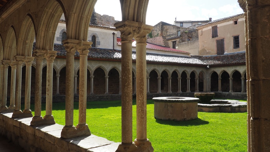 Cloître et puit