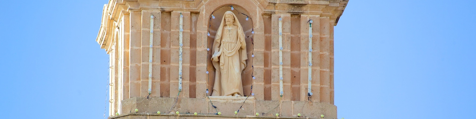 Igreja Mellieha que inclui uma igreja ou catedral, arquitetura de patrimônio e aspectos religiosos
