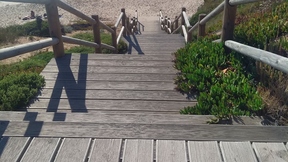 Escadaria de acesso ĂĄ praia do MalhĂŁo