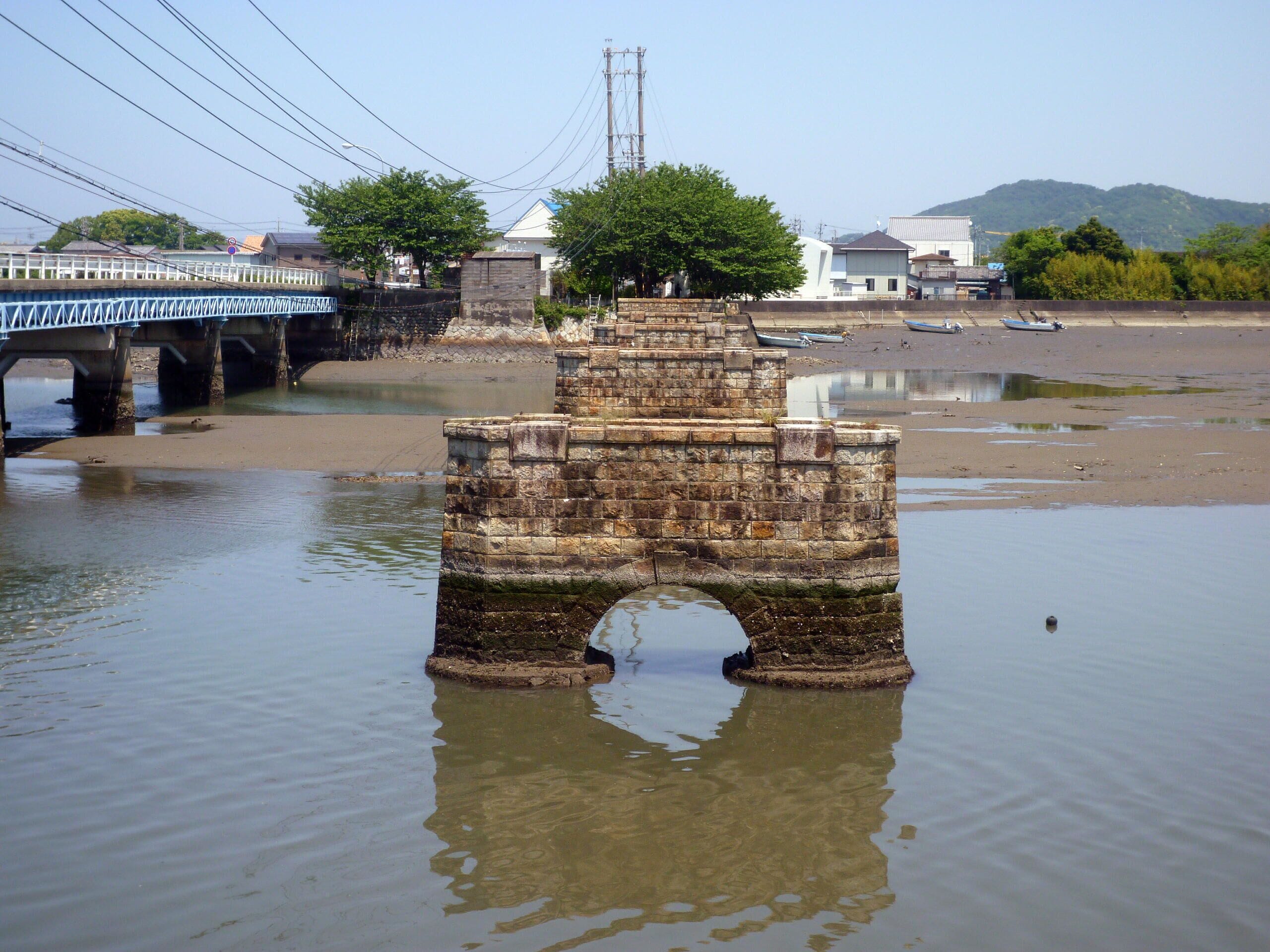 Ruins in "Shioai railway bridge" of Mie-kōtsū Shinto line.