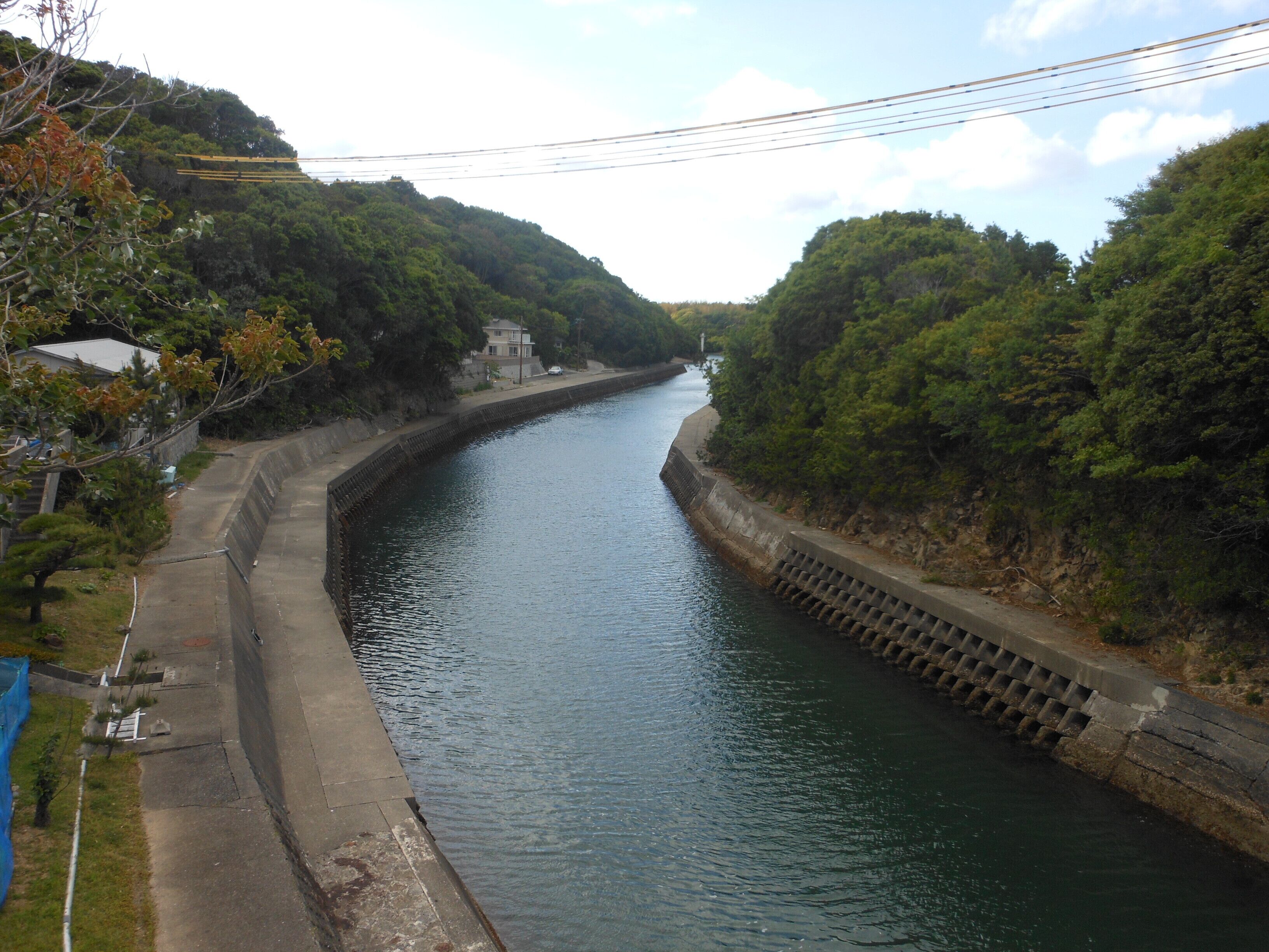 This is the Fukaya Canal or Fukaya Suido, which connects Pacific ocean and Ago Bay in Mie, Japan.