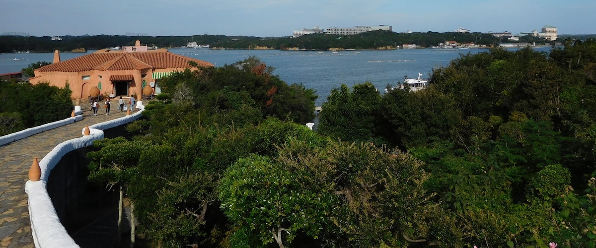 This is the restaurant RIAS in Shima Mediterranean Village. You can see Kashikojima in the rear of the image.