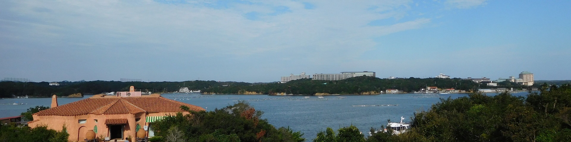 This is the restaurant RIAS in Shima Mediterranean Village. You can see Kashikojima in the rear of the image.