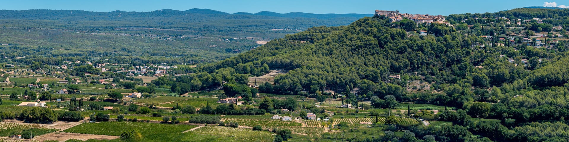 Vue panoramique distante du village du Castellet, France, construit en haut d'une colline dominant la campagne environnante et les vignobles de Bandol, dans le département français du Var