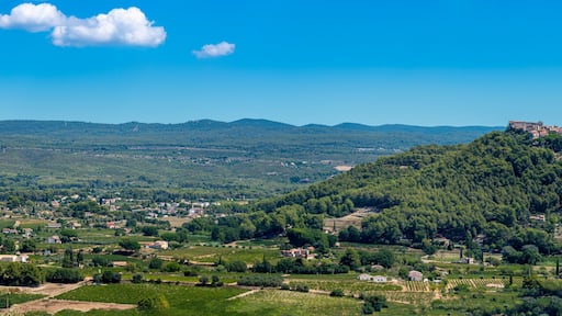 Vue panoramique distante du village du Castellet, France, construit en haut d'une colline dominant la campagne environnante et les vignobles de Bandol, dans le département français du Var