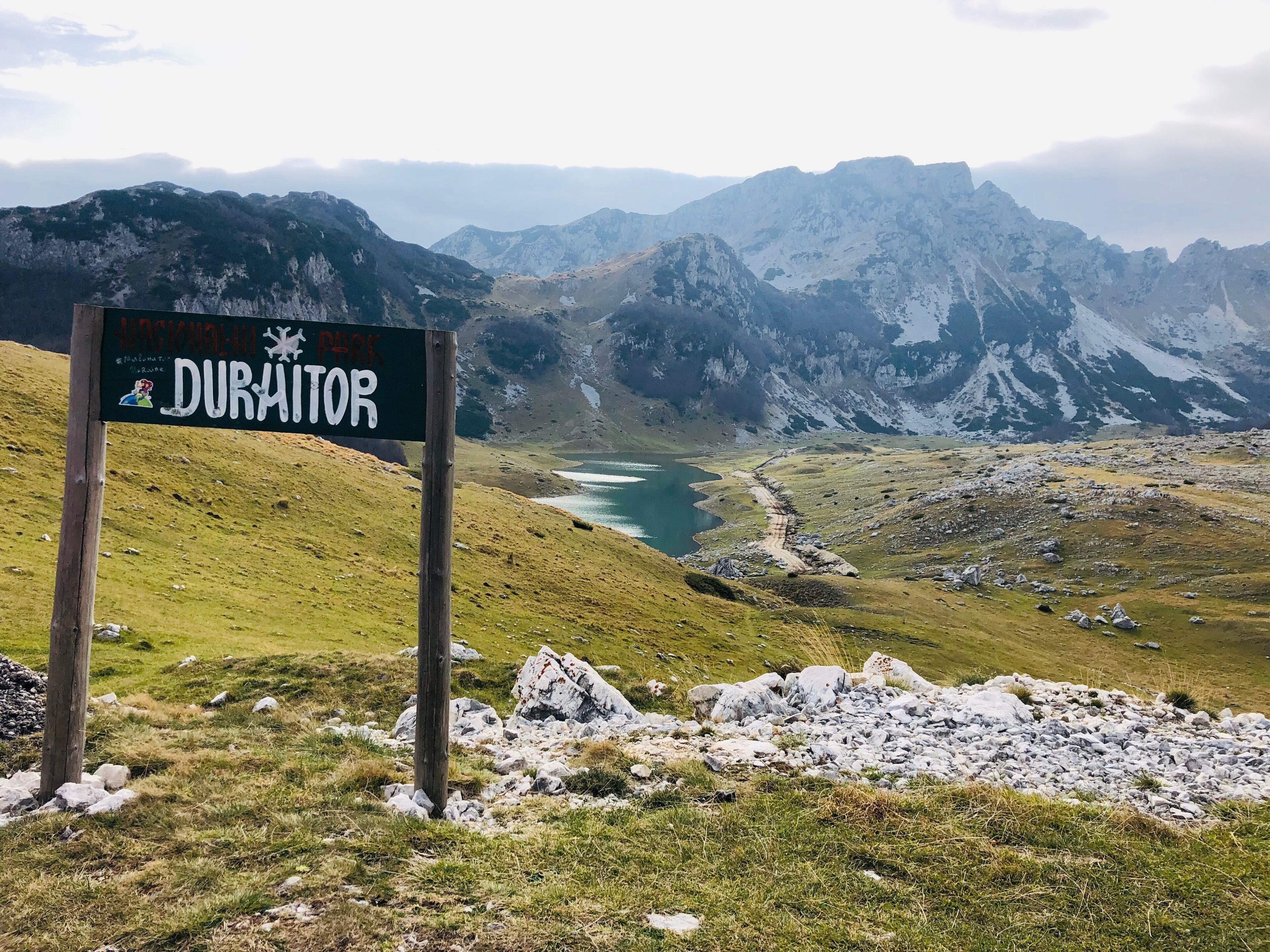 Un paisaje montañoso con un cartel que dice "Duraitor".