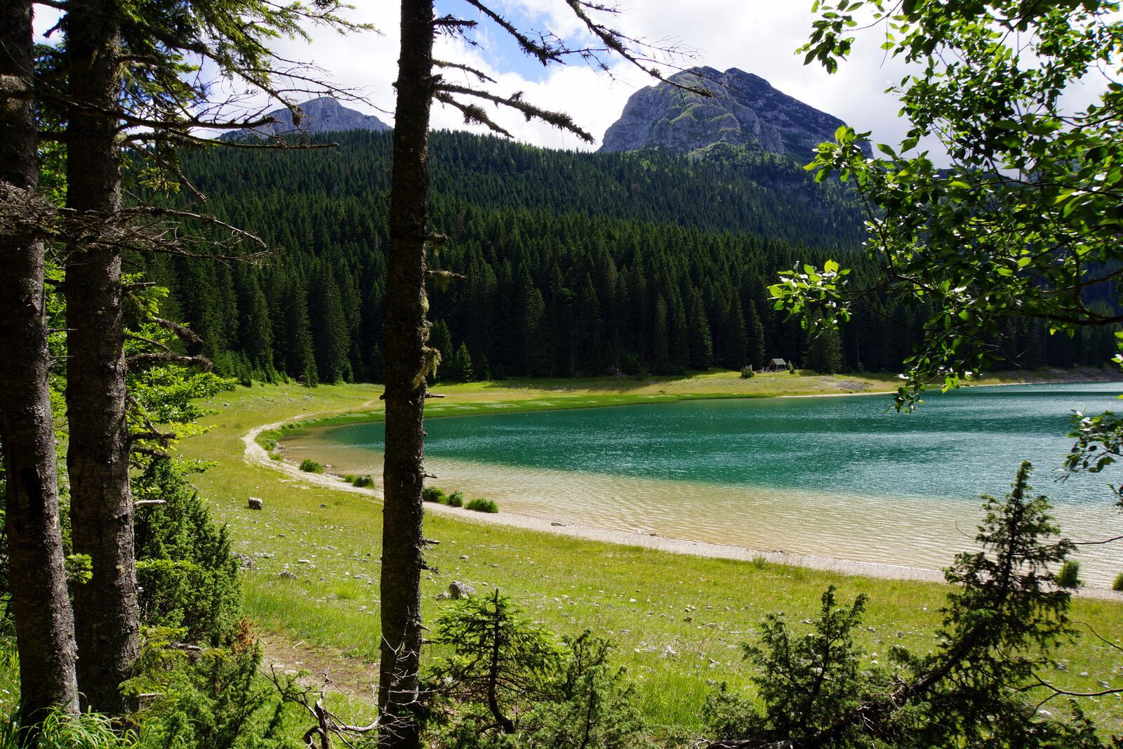 The sight is unforgettable!
Here is a 3,5km walking path around the whole lake. In winter, the lake is covered by a layer of ice for a long time. In summer it warms up to 20 degrees so that it is possible to swim in it.