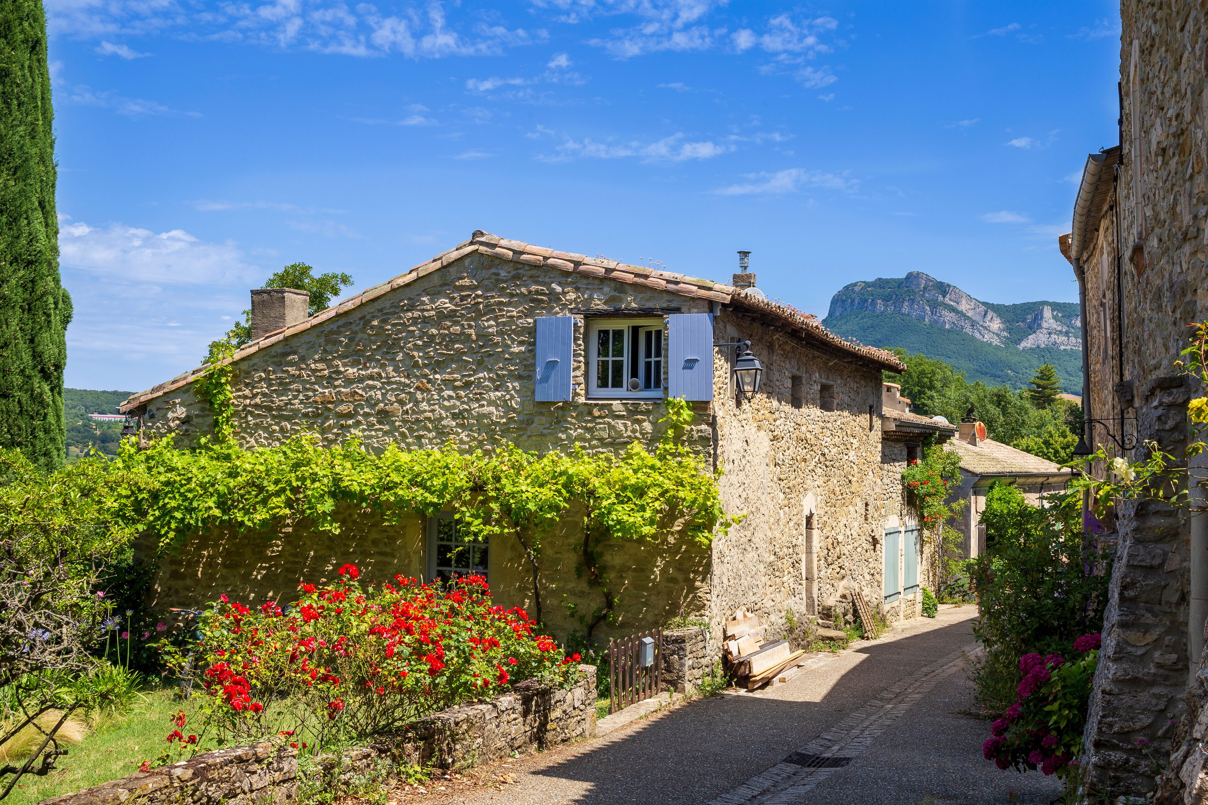 Soyans, medieval village in Drôme, southeastern France. The old village is dominated by the Romanesque church Saint-Marcel and the ruins of the castle.