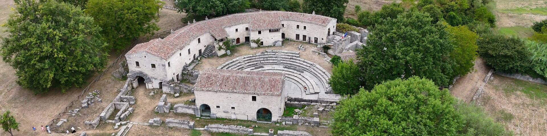 Parco archeologico di Saepinum o Sepino, Altilia, Campobasso, Molise, Italia.
Ripresa aerea dell'area archeologica con i resti delle fortificazioni sannitiche