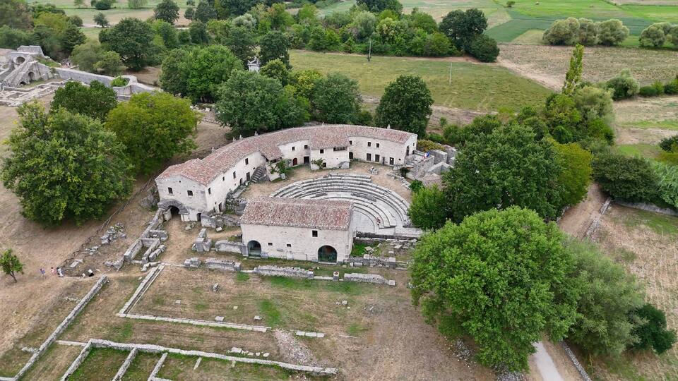 Parco archeologico di Saepinum o Sepino, Altilia, Campobasso, Molise, Italia.
Ripresa aerea dell'area archeologica con i resti delle fortificazioni sannitiche
