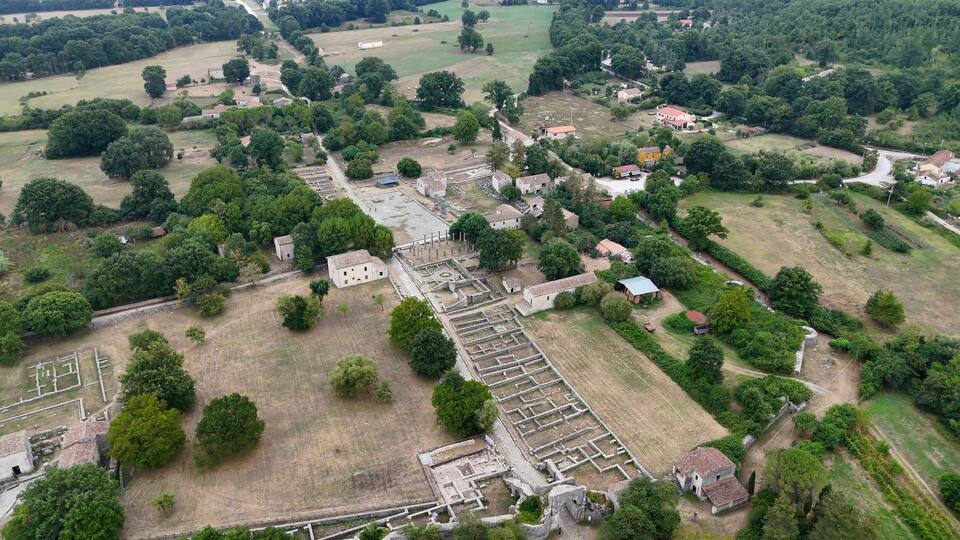 Parco archeologico di Saepinum o Sepino, Altilia, Campobasso, Molise, Italia.
Ripresa aerea dell'area archeologica con i resti delle fortificazioni sannitiche