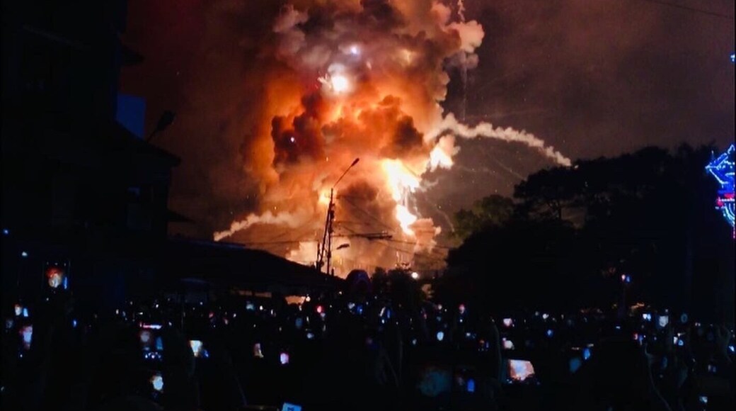 Thrissur pooram fireworks..Here you can feel the power of crackers & dynamites#Thrissur pooram#Kerala#Festivalđ„đ„đŁđŁ