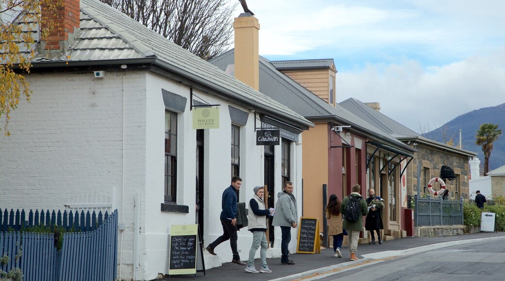 Battery Point showing cafe lifestyle and street scenes as well as a small group of people
