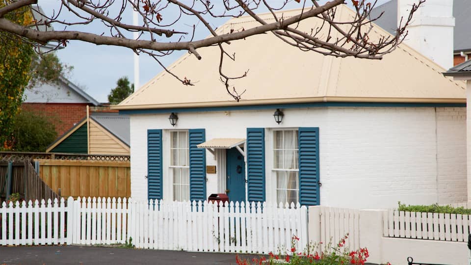 Battery Point featuring a house