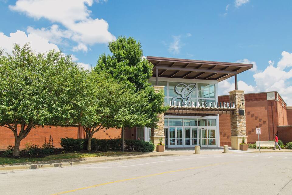 Un bâtiment sur lequel est apposée une enseigne indiquant : « Cool Springs Gallery ».