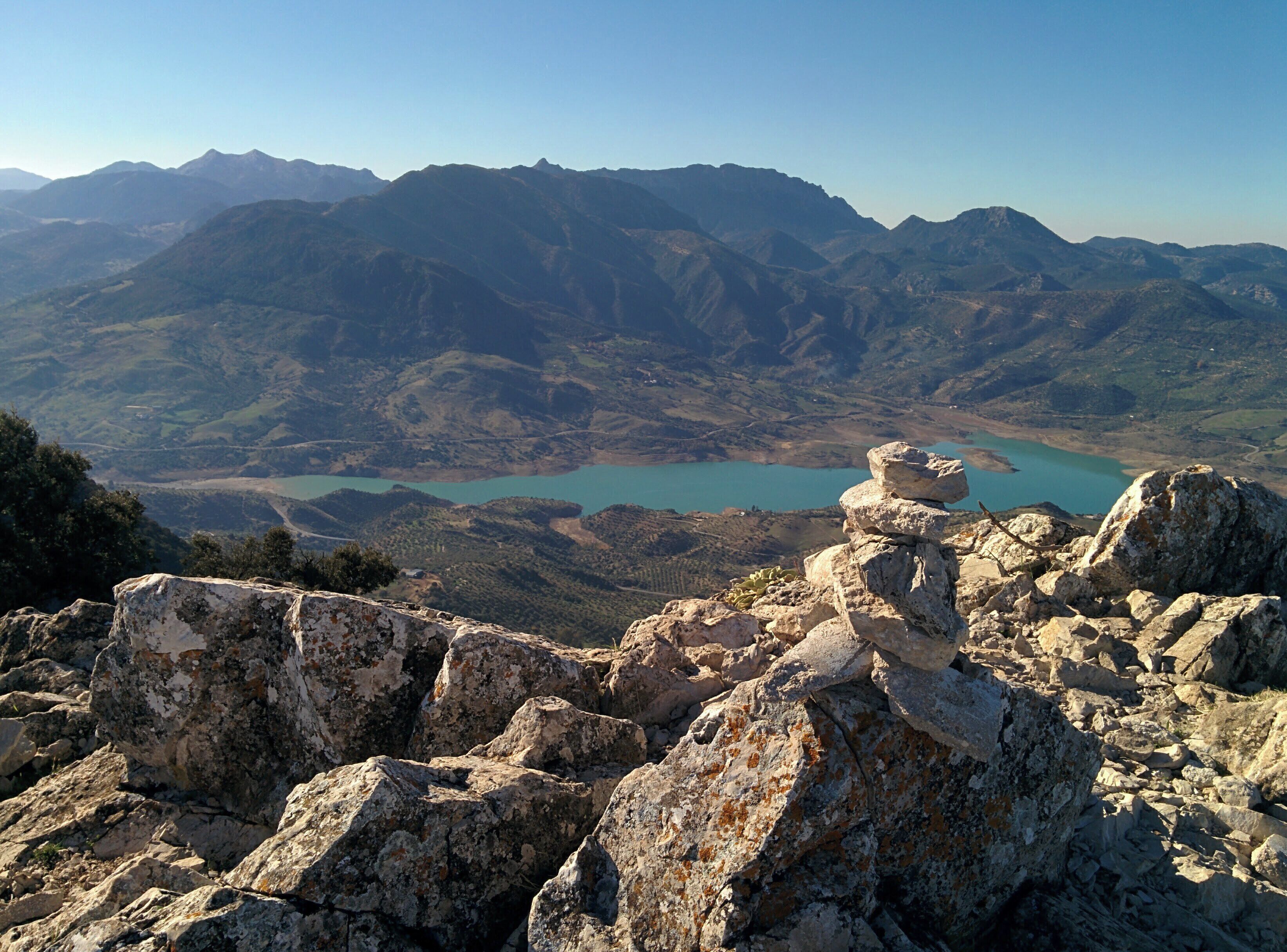Cima del pico Lagarín en Diciembre de 2017. Al fondo, la Sierra de Grazalema.