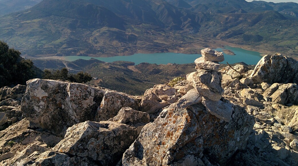 Cima del pico Lagarín en Diciembre de 2017. Al fondo, la Sierra de Grazalema.