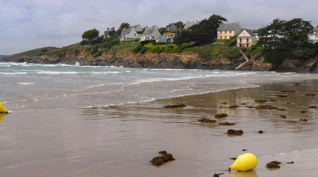 Panoramique plage de Pentrez et sa pointe à maré montente à Saint-Nic (29550), département du Finistère en région Bretagne, France