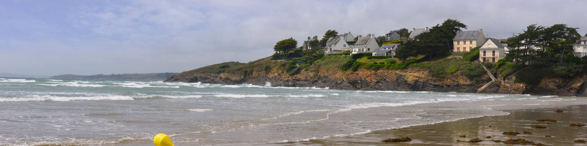Panoramique plage de Pentrez et sa pointe à maré montente à Saint-Nic (29550), département du Finistère en région Bretagne, France