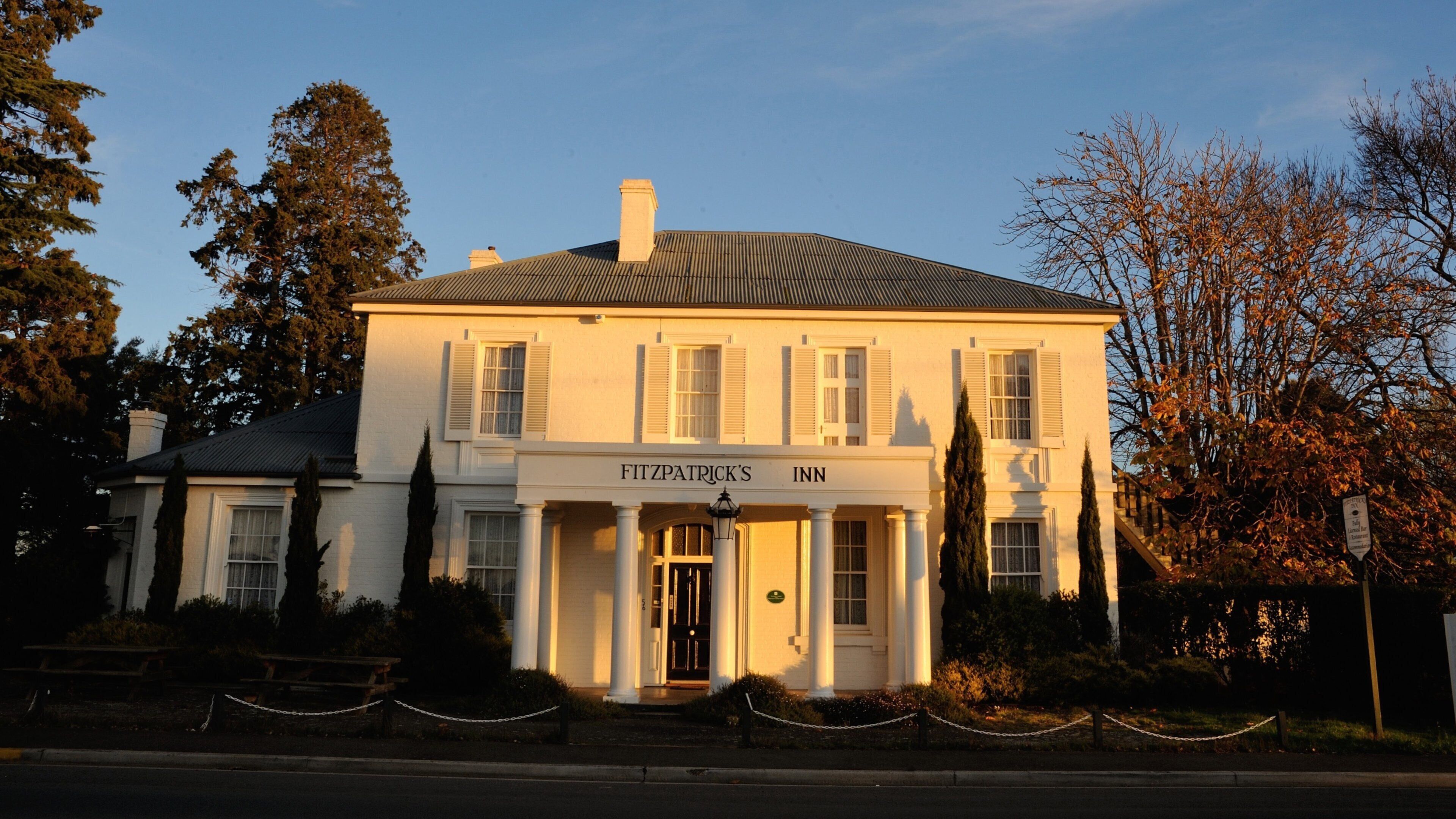 Westbury mostrando una puesta de sol y una casa