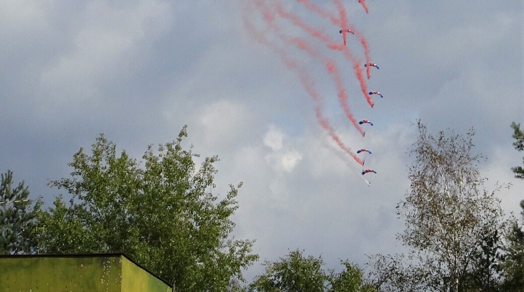 Belgian Air Force Days – Kleine Brogel - 8 & 9 September 2018
The RAF Falcons are the parachute display team of the Royal Air Force. All members are instructors at n° 1 Parachute Training School. The team is best known because of their ‘stack’, during which they descend in a formation of 11 jumpers and spiral down elegantly in tight formation before landing precisely on target. #TroveOnTuesday