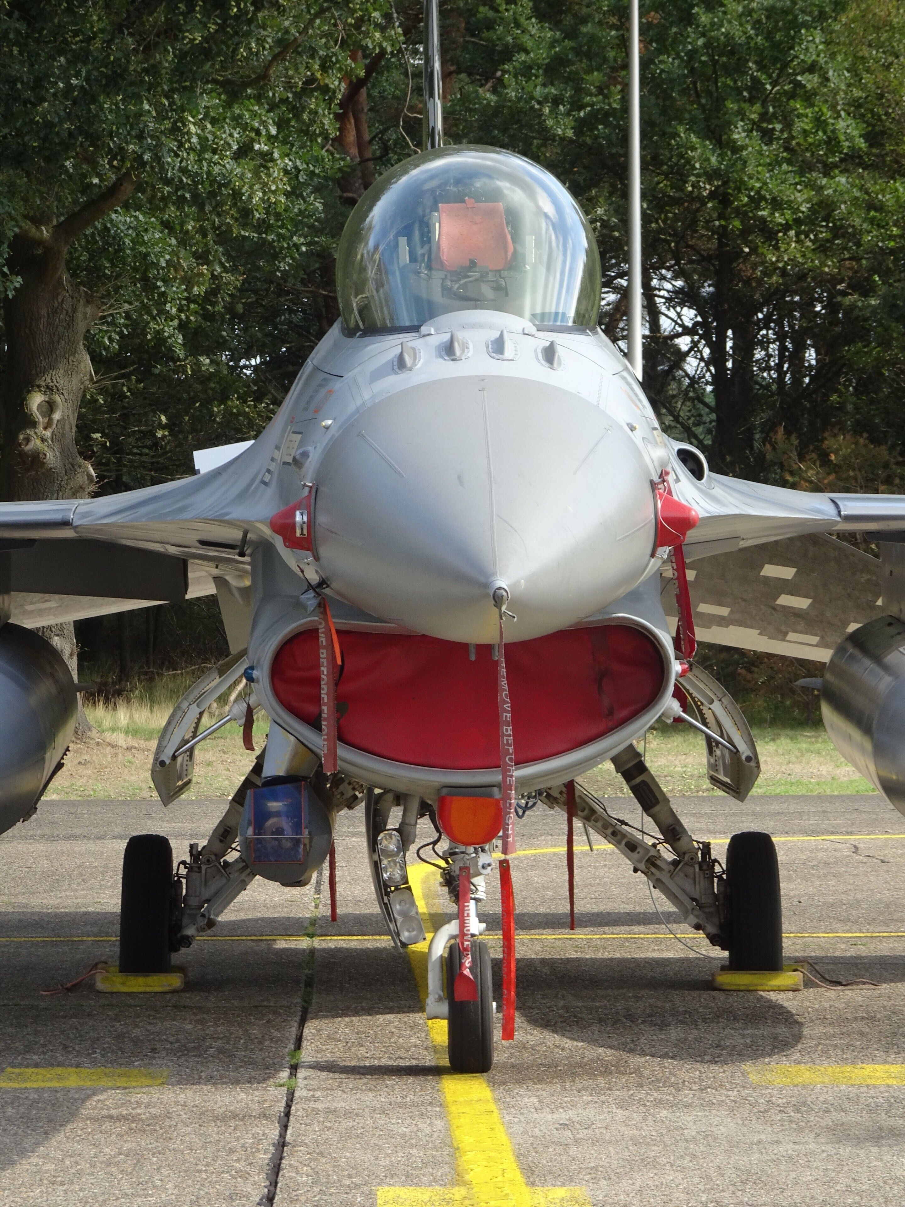 Belgian Air Force Days – Kleine Brogel  - 8 & 9 September 2018
The Belgian F-16 fleet has 60 aircraft, of which 48 are assigned to NATO. These aircraft are centralized on two bases, Kleine Brogel and Florennes. The F-16 is a multifunctional fighter plane suitable for defensive, offensive and reconnaissance missions. Thanks to the new electronic defence equipment and a far-reaching Mid Life Update program (MLU), the F-16 remains (provisionally) operational.
In addition to missions in Europe and North Africa, Belgian F-16 carried out thousands of sorties in Afghanistan, Iraq and Syria.
