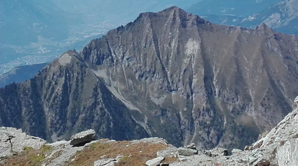 Il monte Zerbion visto dalla vetta del Corno Bussola
