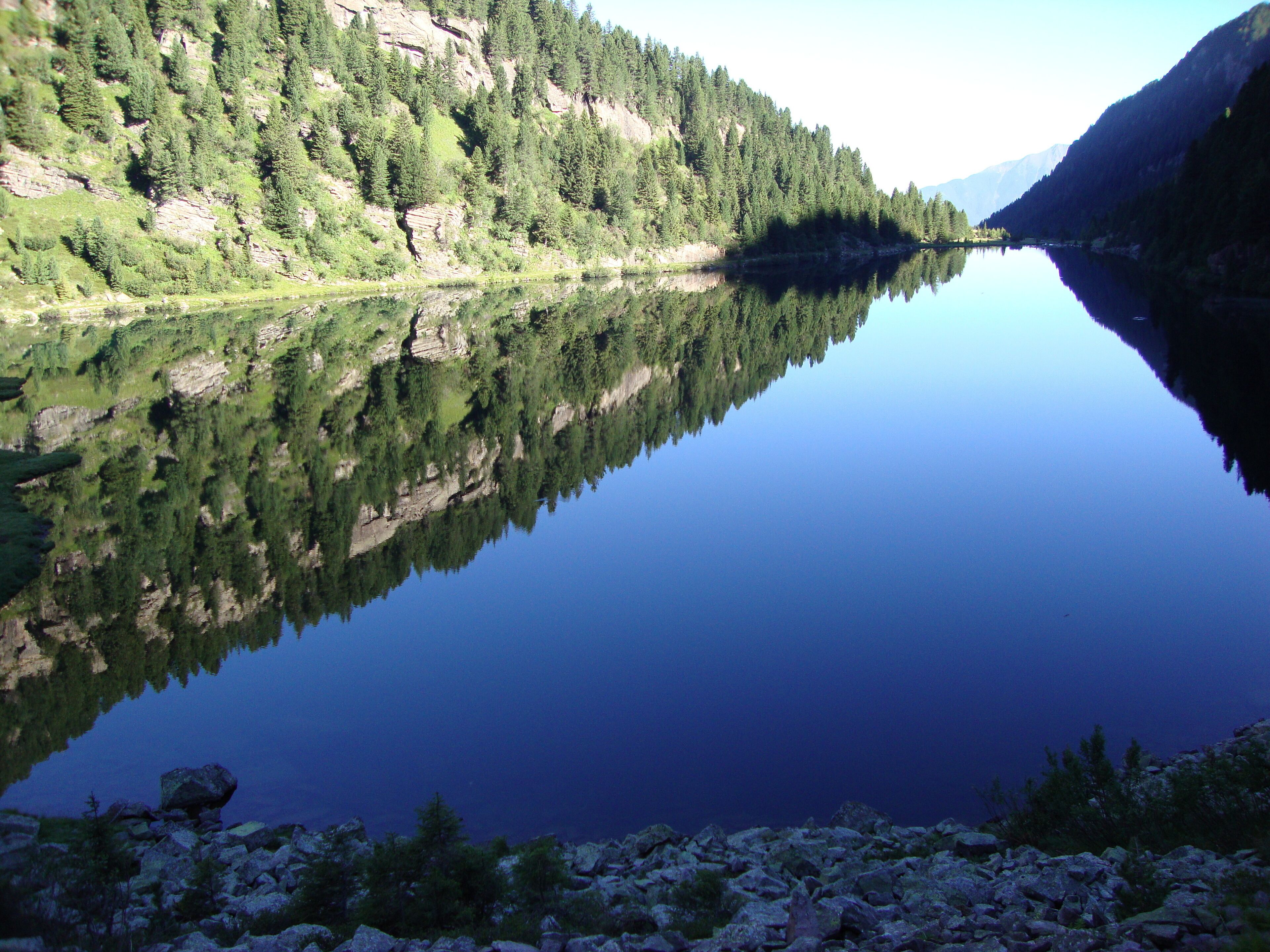 lago di lagorai alle prime luci