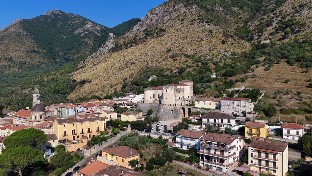 Venafro, vista aerea della cittadina del Molise in provincia di Isernia, centro Italia.
Il centro storico e il Castello di Venafro.