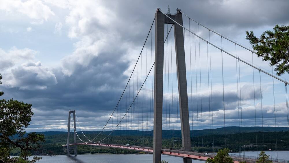Outdoor view of the Hoga Kusten Bridge in Sandoverken, Sweden