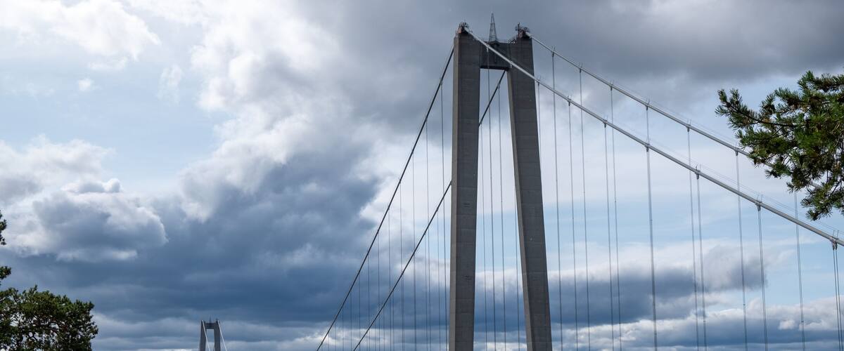 Outdoor view of the Hoga Kusten Bridge in Sandoverken, Sweden