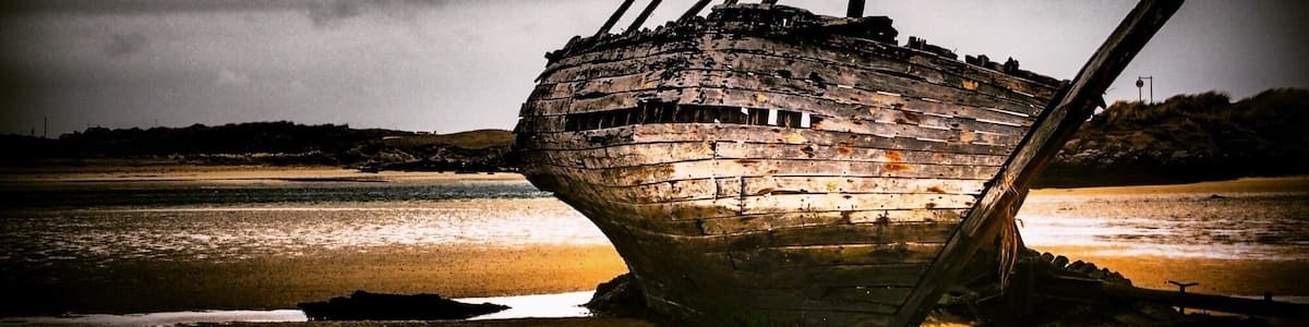 Bád Eddie or Eddie’s boat are the names given to the old wreck at Magherclogher beach, Bunbeg Donegal. Cara Na Mara (‘Friend of the Sea’) is the official title of the abandoned fishing vessel ran into trouble during stormy seas in the early 1970s.