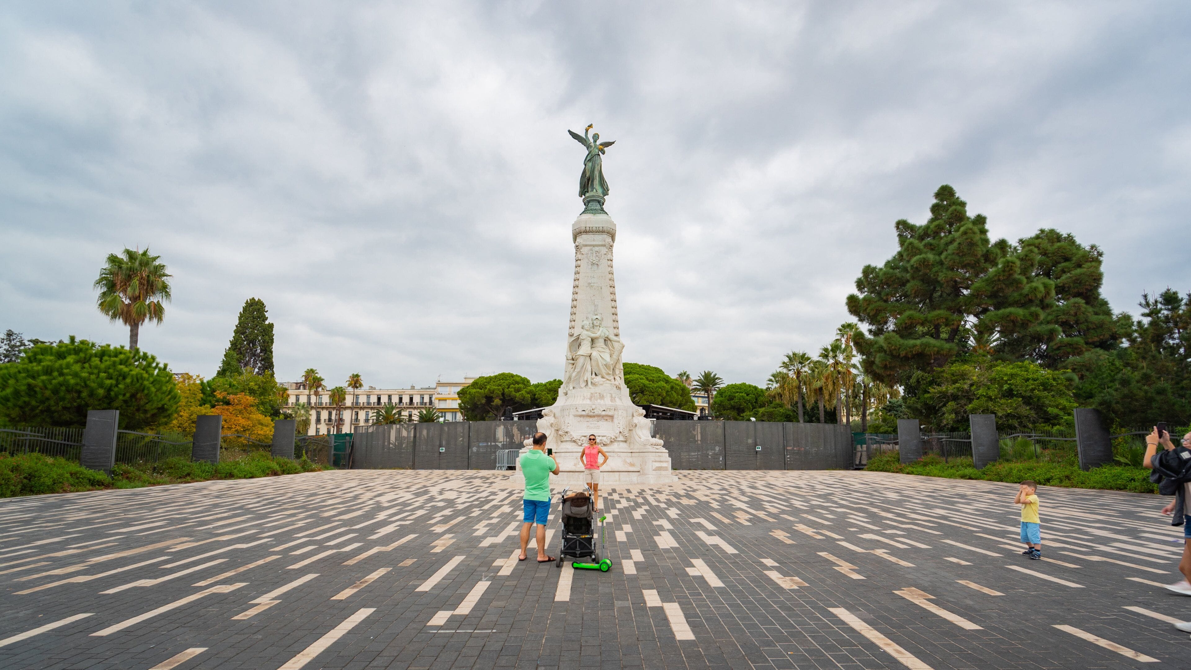 Albert 1st Gardens showing a square or plaza as well as a family