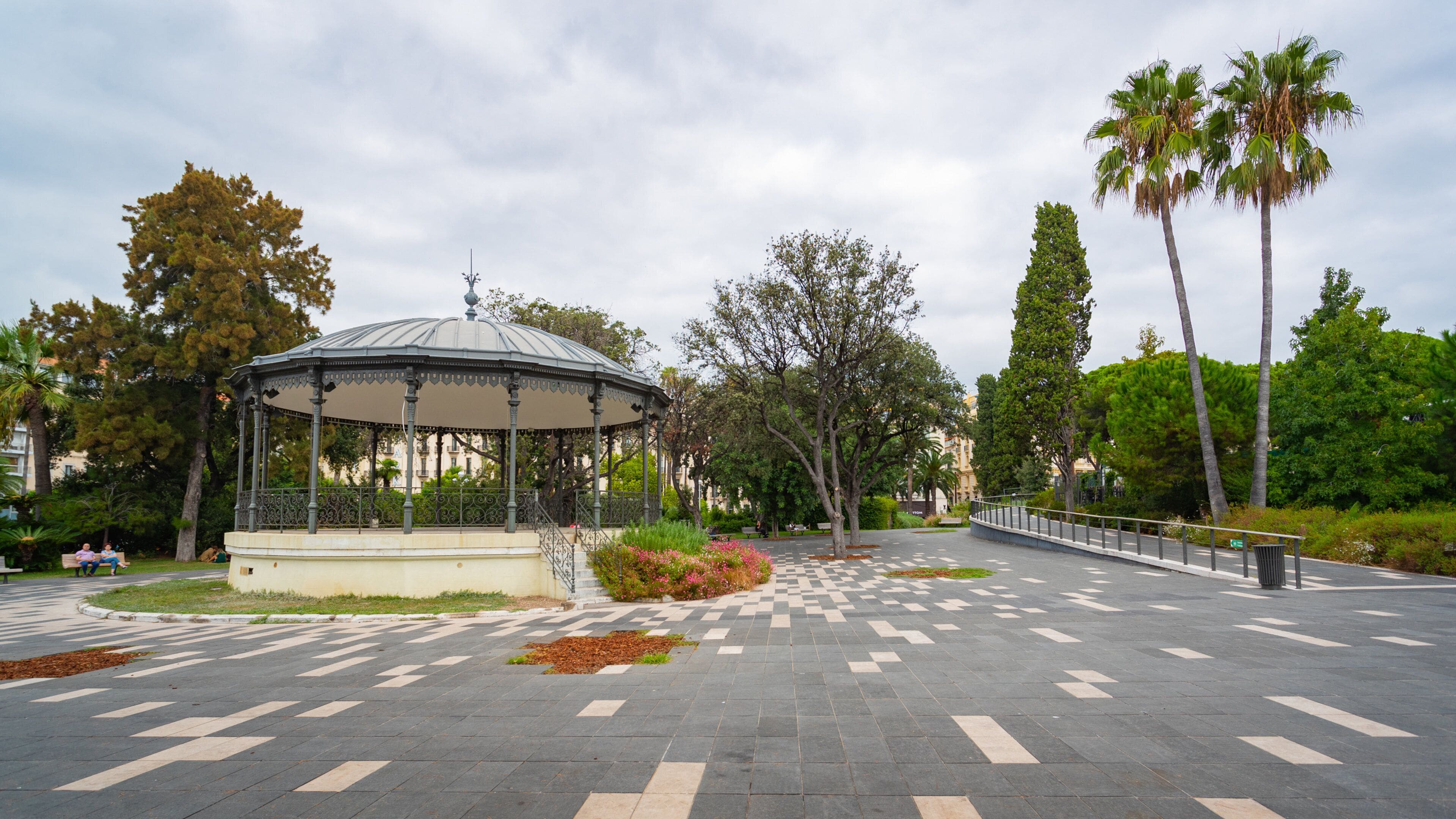 Albert 1st Gardens showing a square or plaza