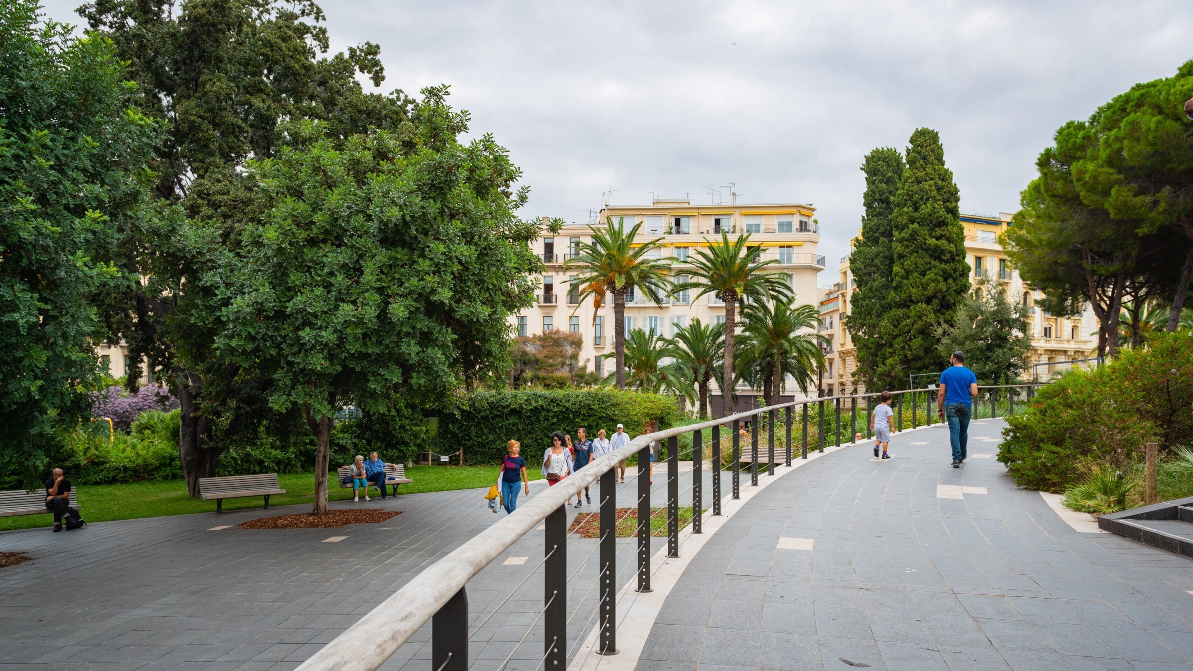 Albert 1st Gardens showing a park