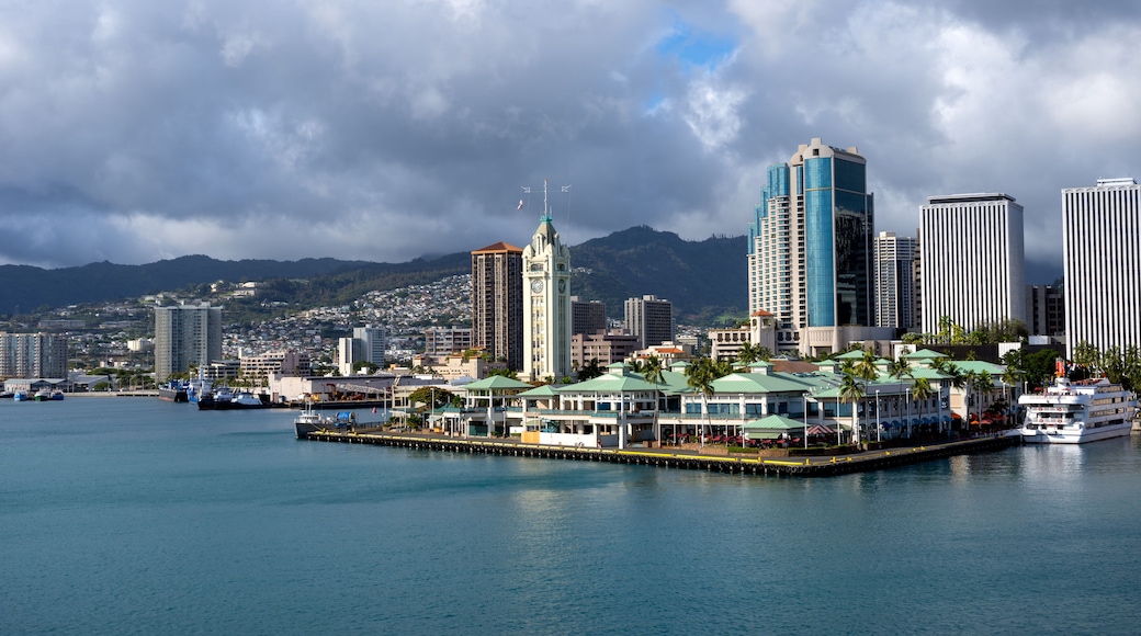 Khu chợ tại tháp Aloha