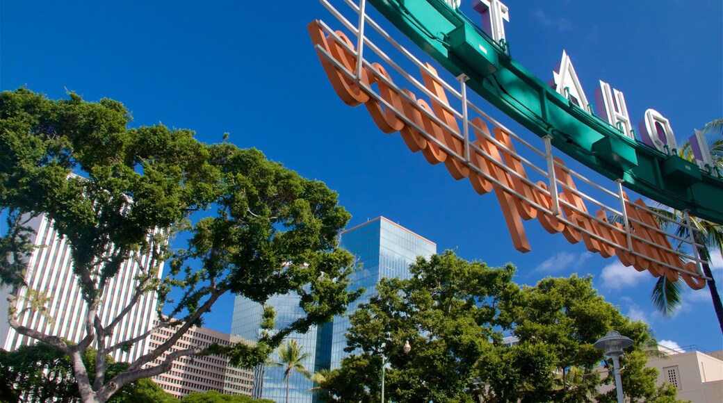 Aloha Tower Marketplace presenterar skyltar och en stad