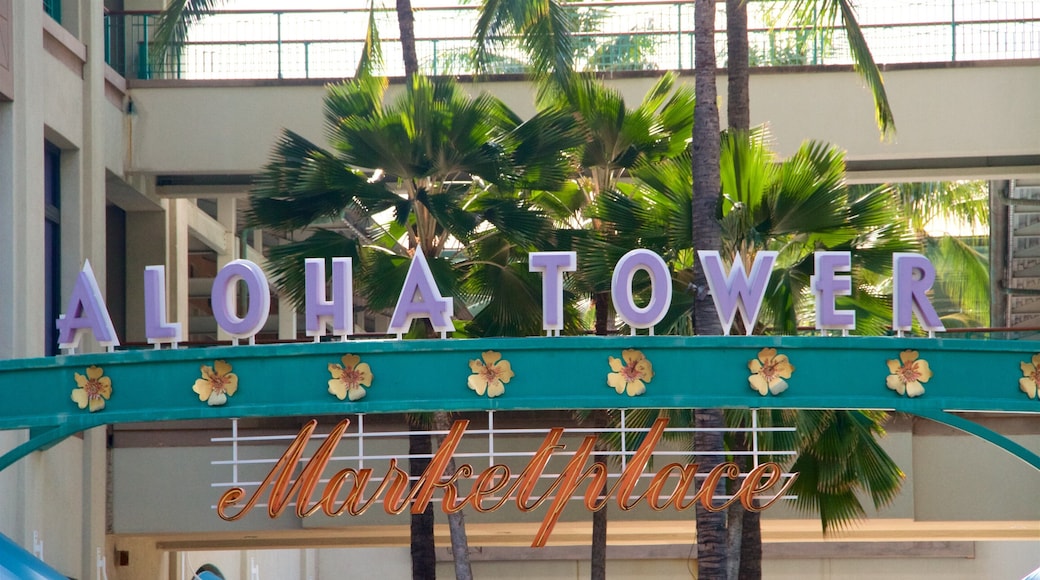 Aloha Tower Marketplace que inclui sinalização