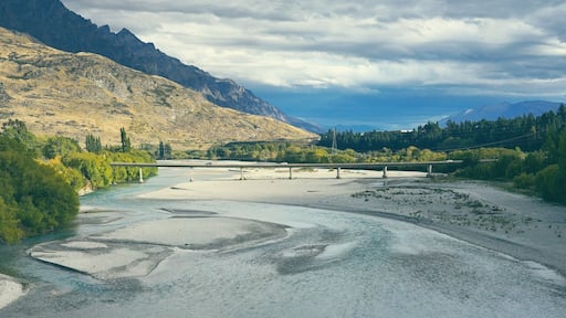 A moody sky blankets The Remakables.
This mountain range is only one of a few in the world that run North to South and they take on an incredible appearance when cloud fills the valley as far as the eye can see.
#Queenstown #NewZealand