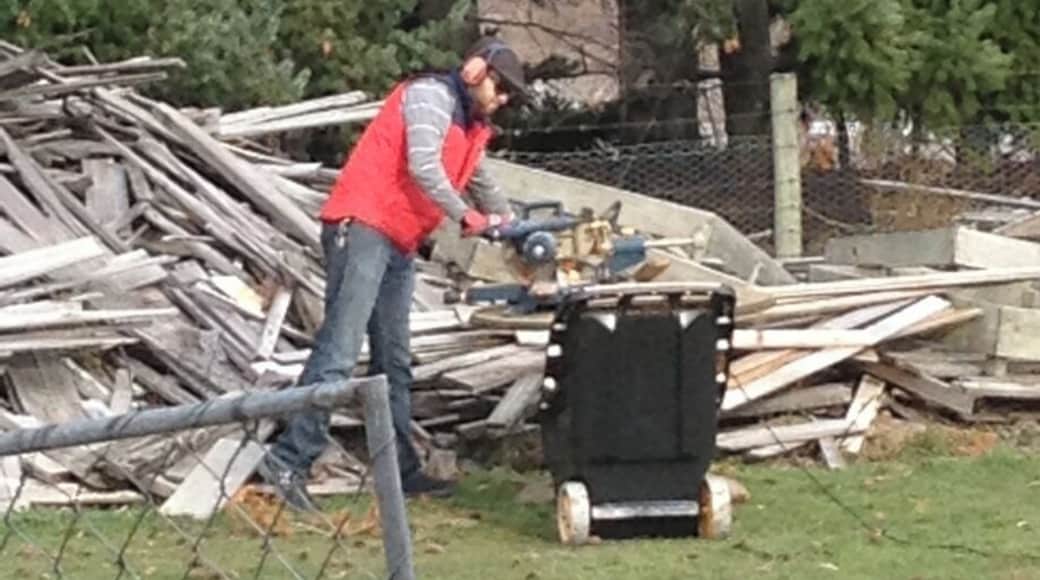 WOOFing
Easy way to save a few $ while meeting the locals. We spent three weeks at Laurel Bank House working for accommodation and meals. Playing with the three resident golden retrievers was a nice perk :)
http://www.laurelbankhouse.com