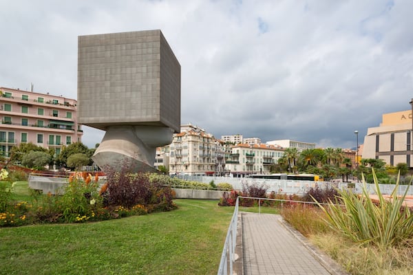 La Tete Carrée which includes a garden and outdoor art