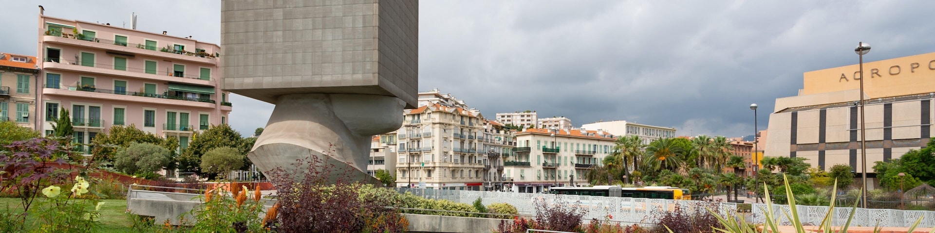 La Tete Carrée which includes a garden and outdoor art