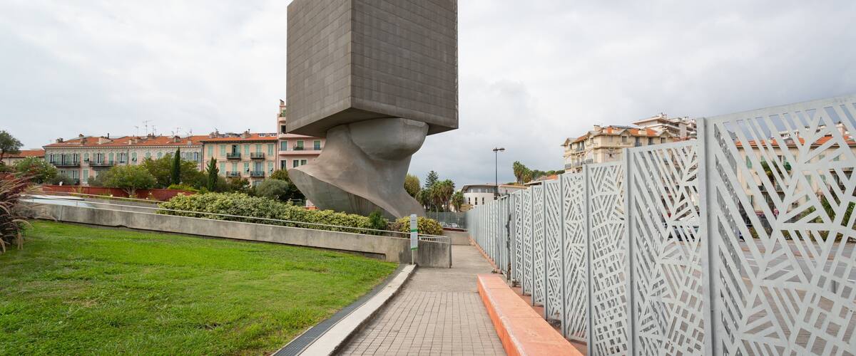 La Tete Carrée showing outdoor art and a park