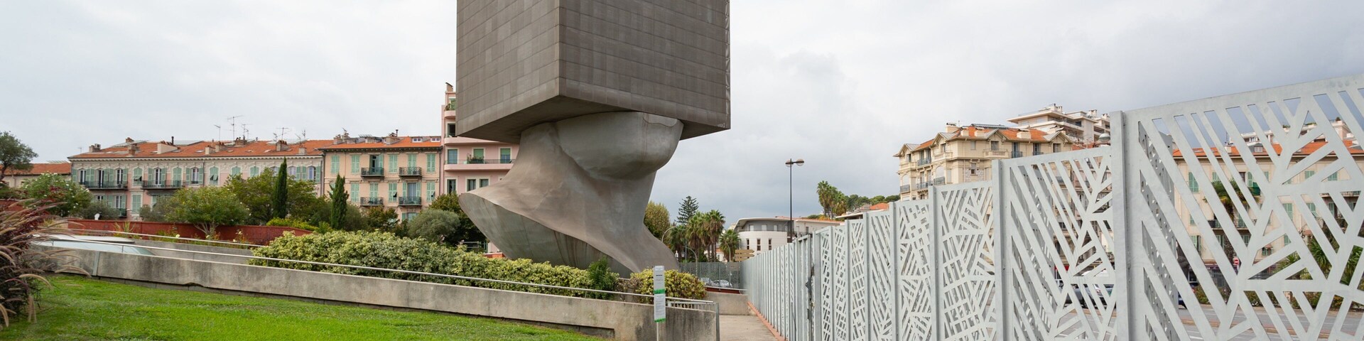 La Tete Carrée showing outdoor art and a park